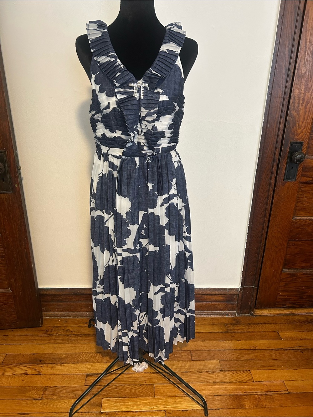 Karl Lagerfeld Navy and White Floral Ruffle V-Neck Maxi Dress. Gorgeous SZ 6